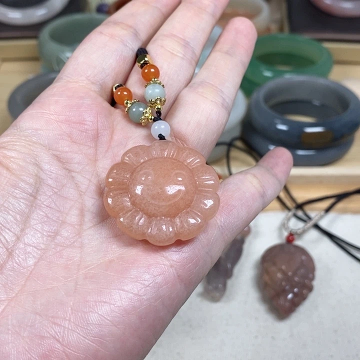 石英质玉未镶嵌颈饰蜜****?