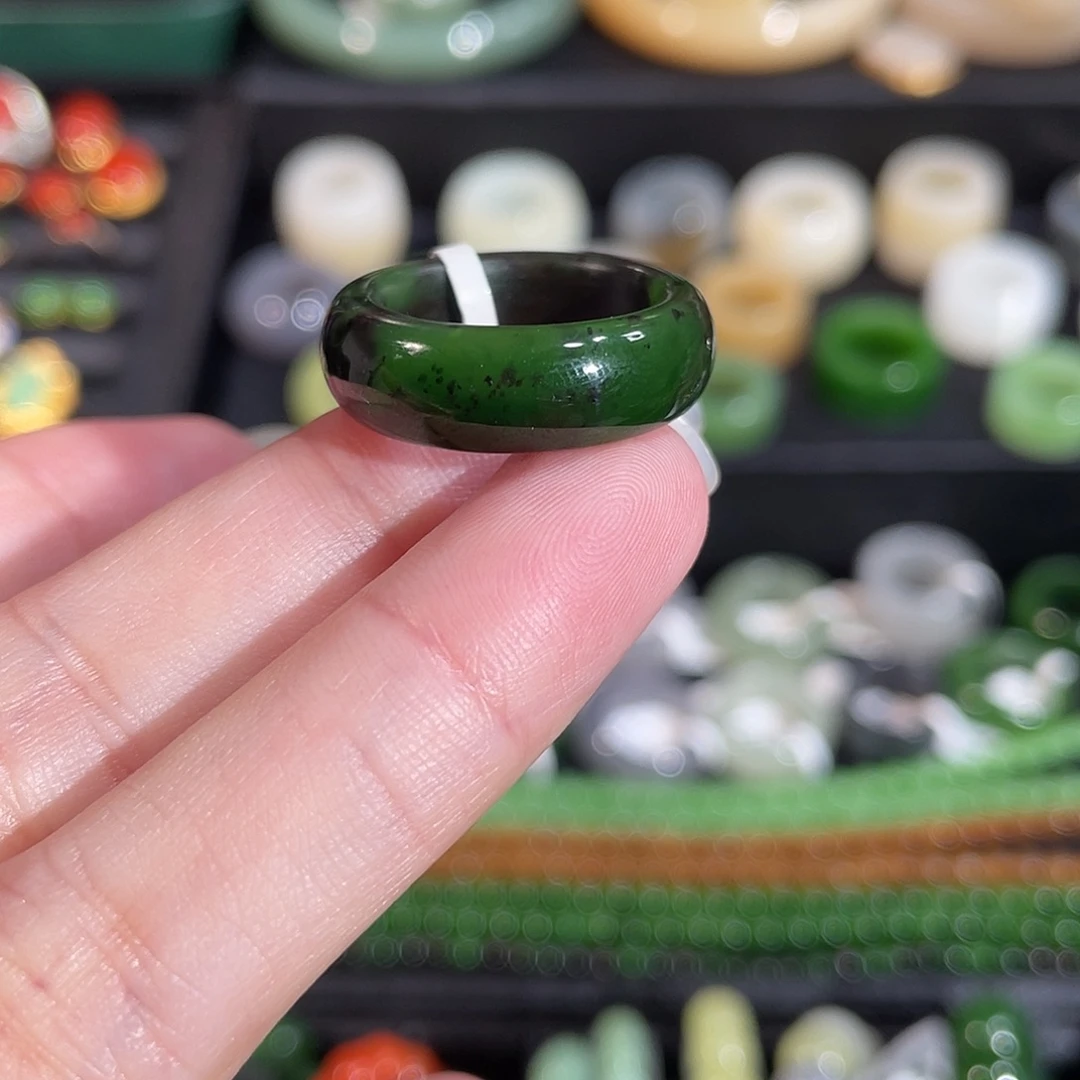 和田玉（碧玉）未镶嵌戒指内径16.5 碧玉聚红皮辣绿泥鳅背