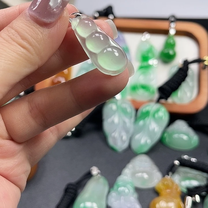 翡翠未镶嵌颈饰豆豆