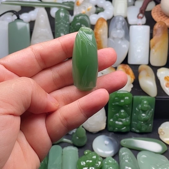 ****兰和田玉（碧玉）未镶嵌颈饰