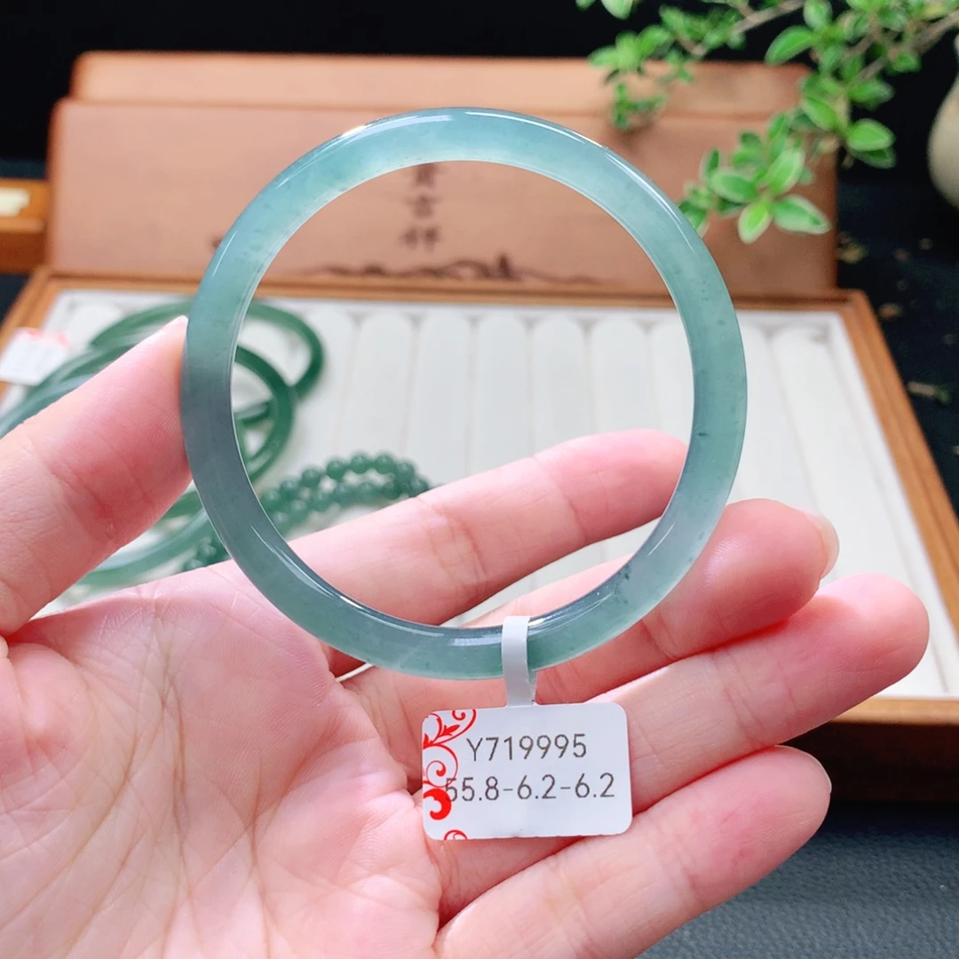 翡翠未镶嵌手镯（圆镯）