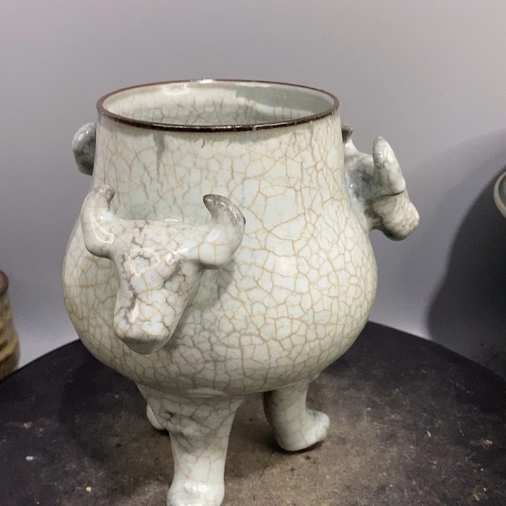 官窑三足炉造型美观