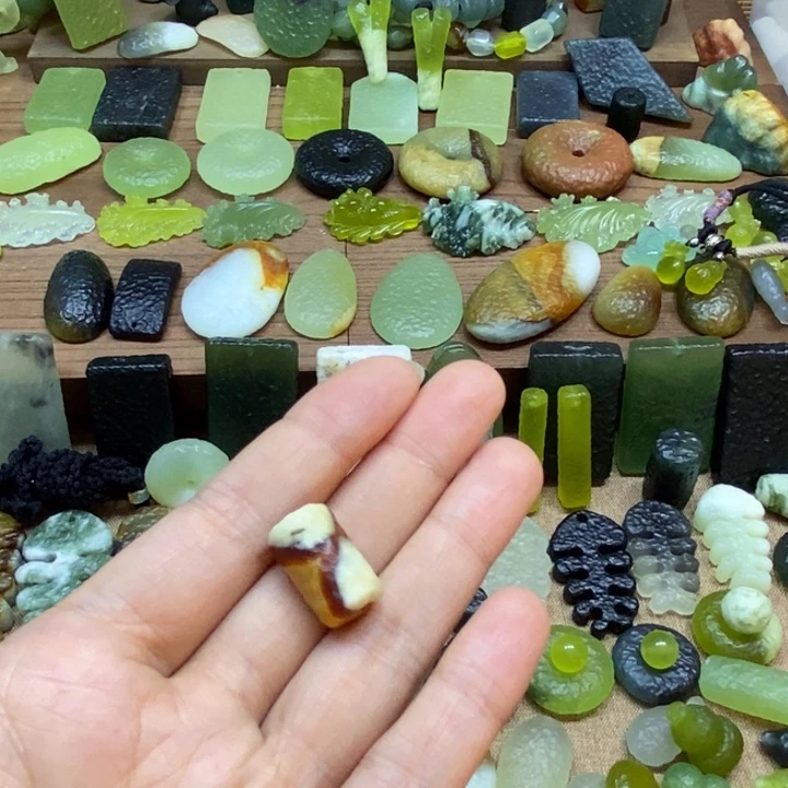 黑***土蛇纹石玉未镶嵌吊坠