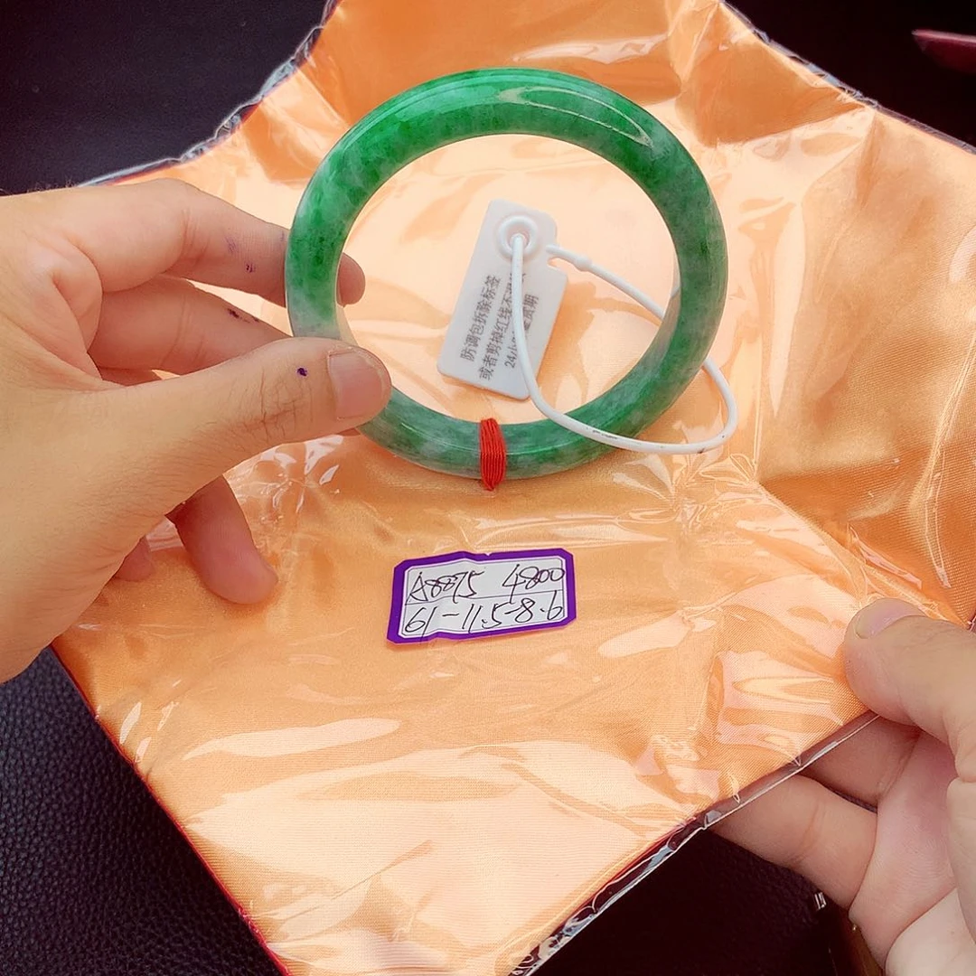 翡翠手镯未镶嵌翡翠