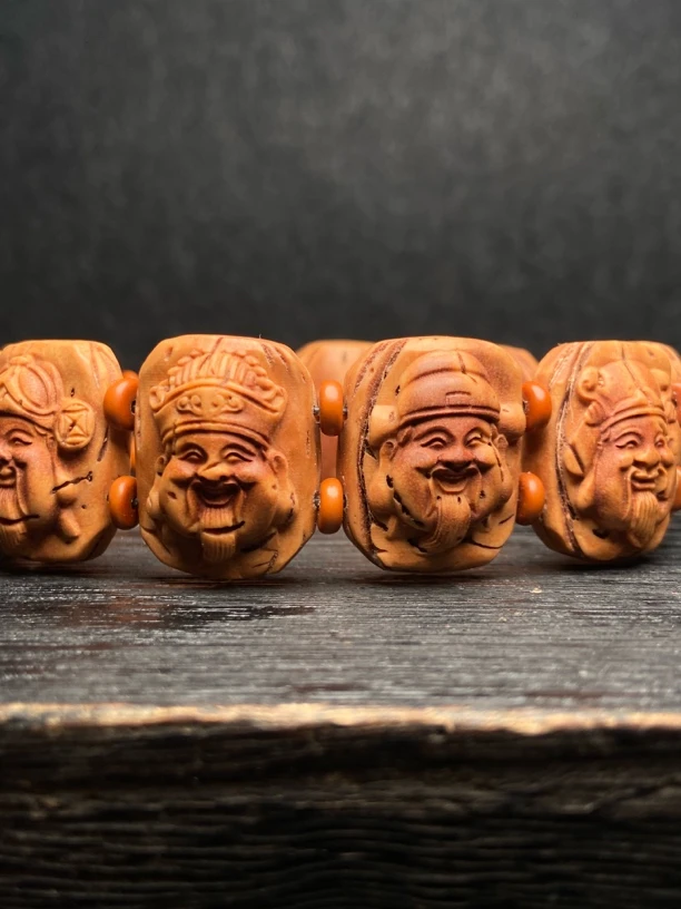 2.0左右尺寸桃核浮雕财神手牌十方财神