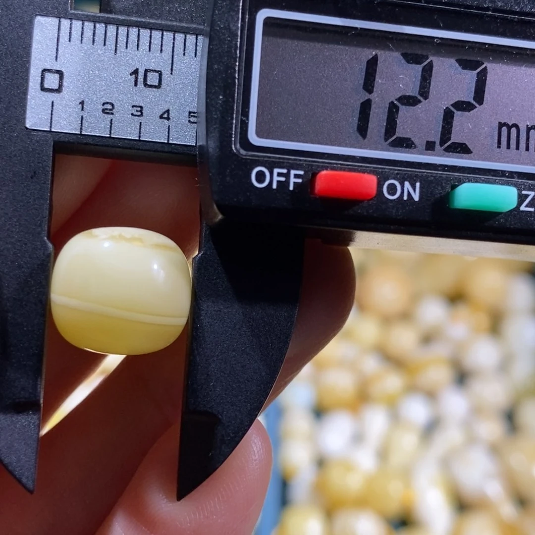 琥珀裸石未镶嵌配饰