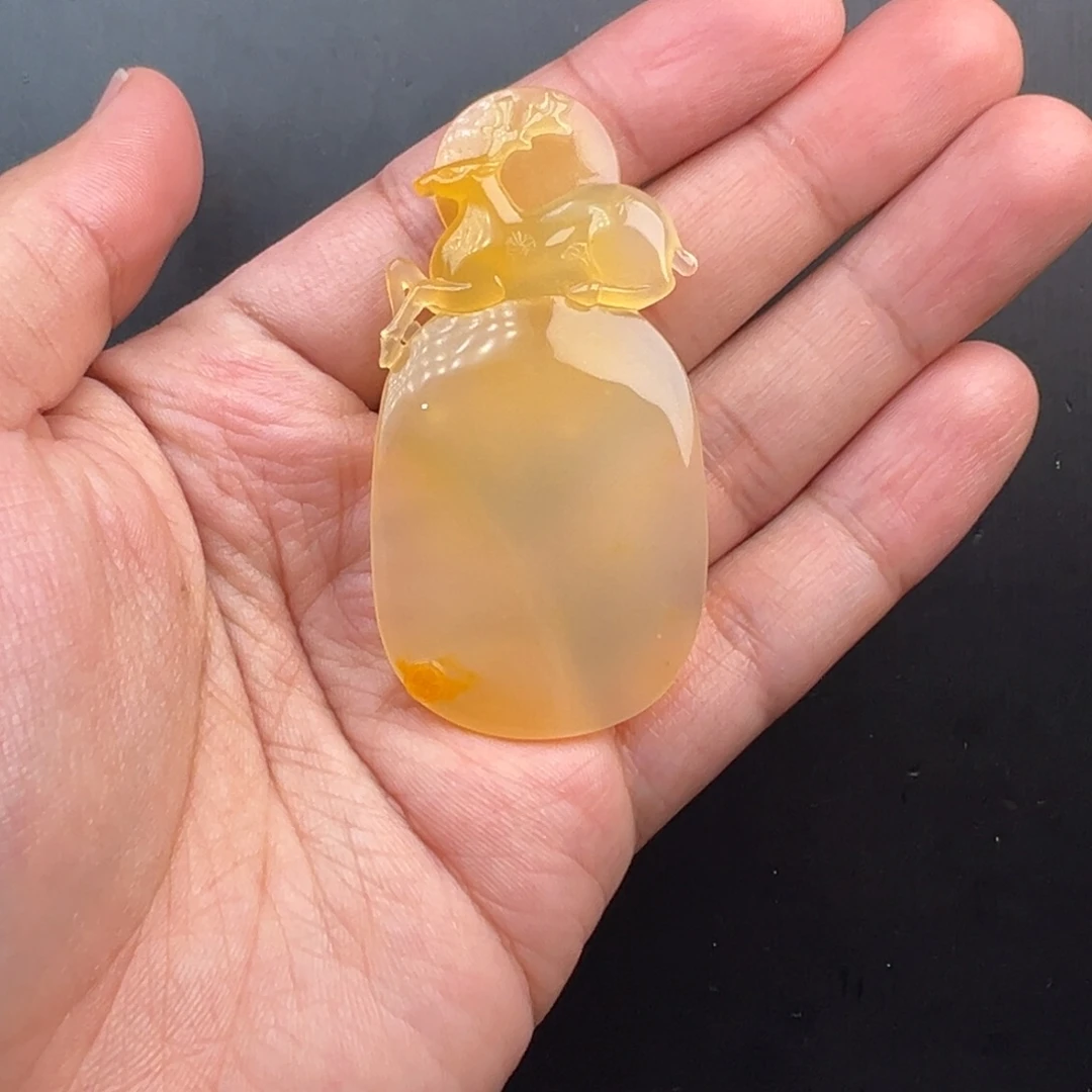 石英质玉（黄龙玉）未镶嵌颈饰