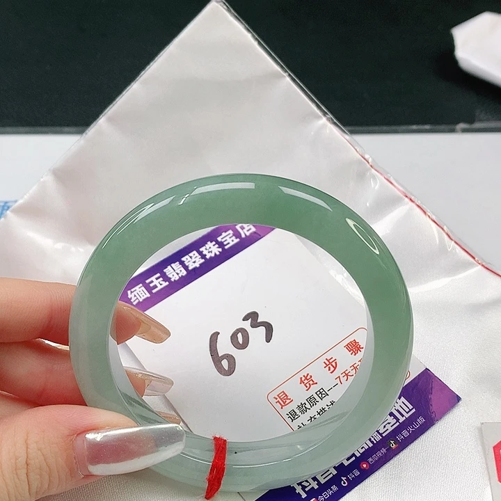 翡翠手镯未镶嵌翡翠手镯