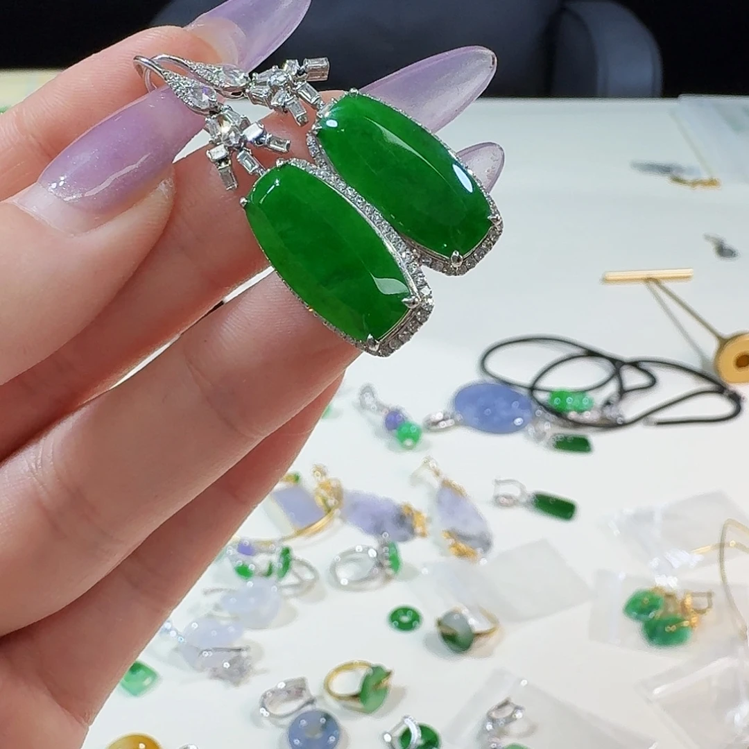 玲***子翡翠18K金镶嵌耳饰18 K镶嵌