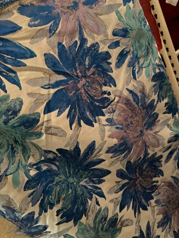 充满艺术感的大花色织提花面料