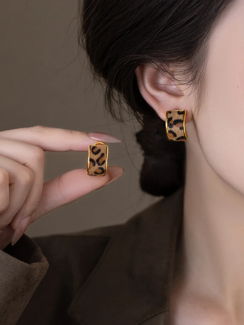 铜合金耳饰 秋冬美拉德豹纹C圈耳钉女2025新款爆款显脸小耳环耳饰