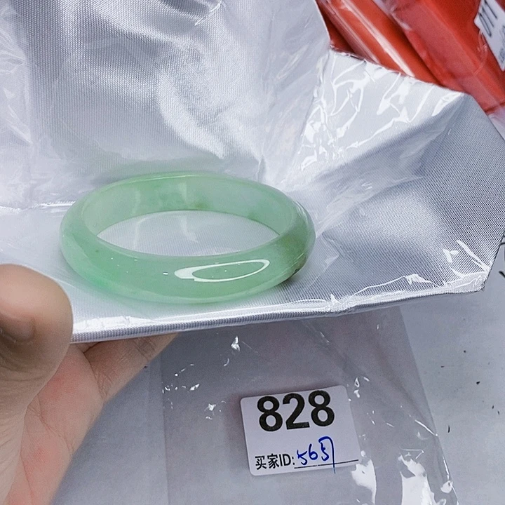 翡翠未镶嵌手镯一图一物实物为准（微瑕处理）