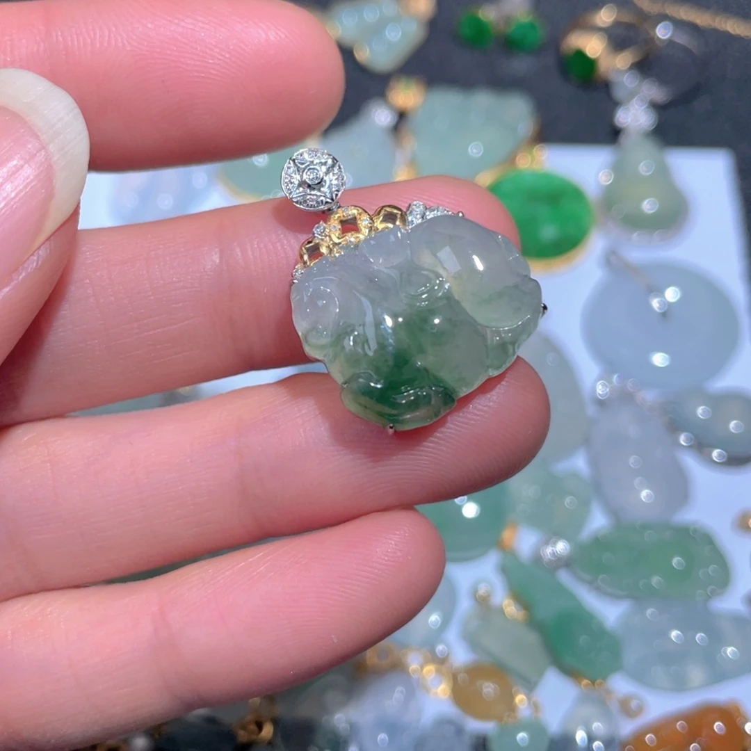 翡翠颈饰18K金镶嵌翡翠