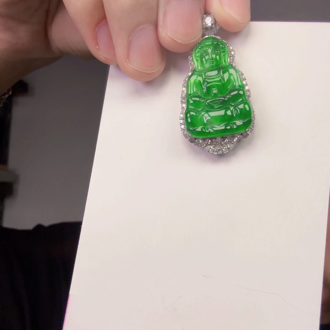 翡翠未镶嵌颈饰一件