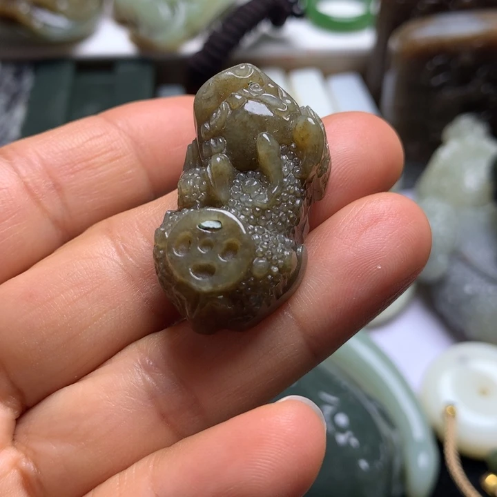 M***温和田玉未镶嵌颈饰