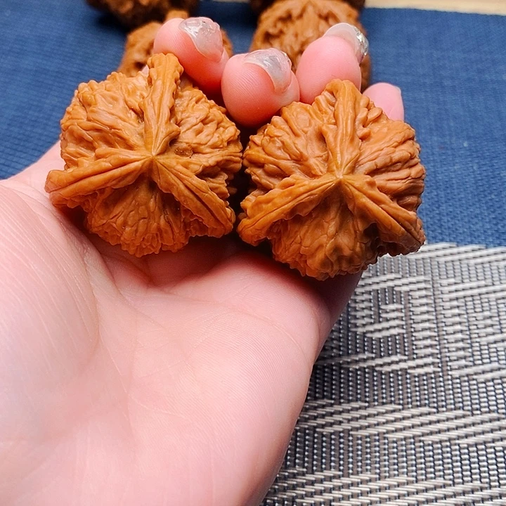 娄***娄吊坠文玩核桃三棱