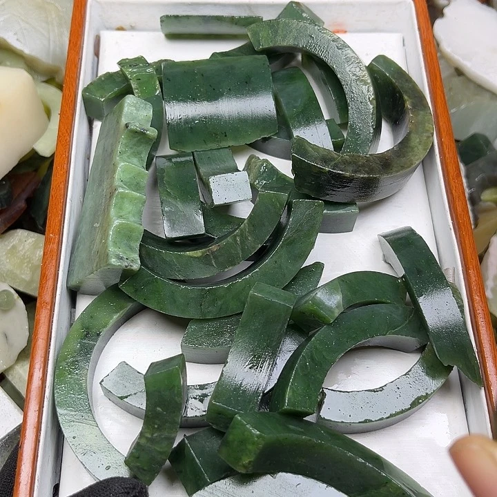 未镶嵌和田玉（翠青玉）珠宝奇石