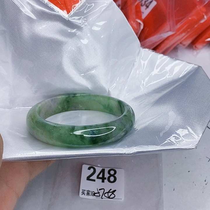 翡翠未镶嵌手镯一图一物实物为准（微瑕处理）