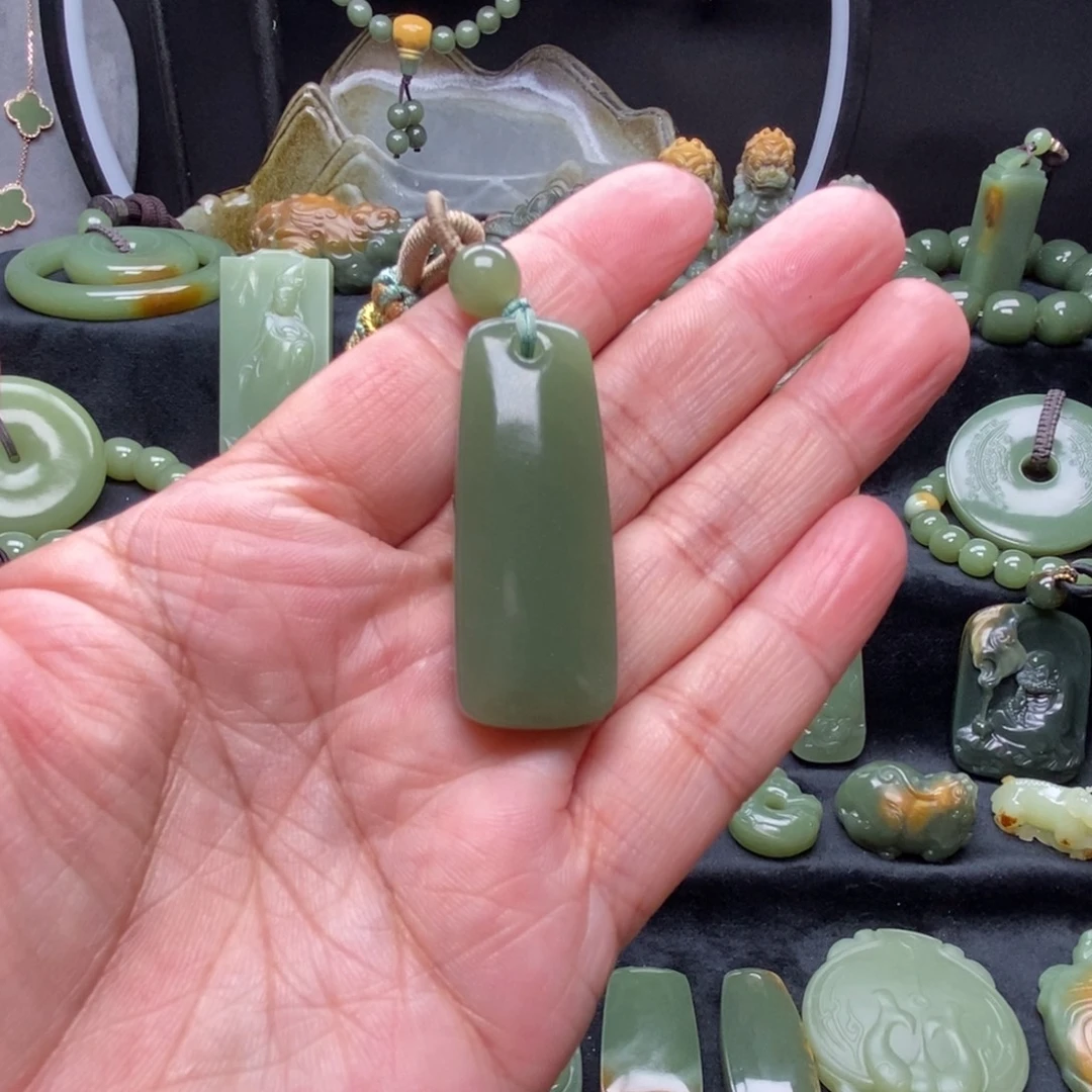 未镶嵌岫岩老玉（透闪石质玉）挂件