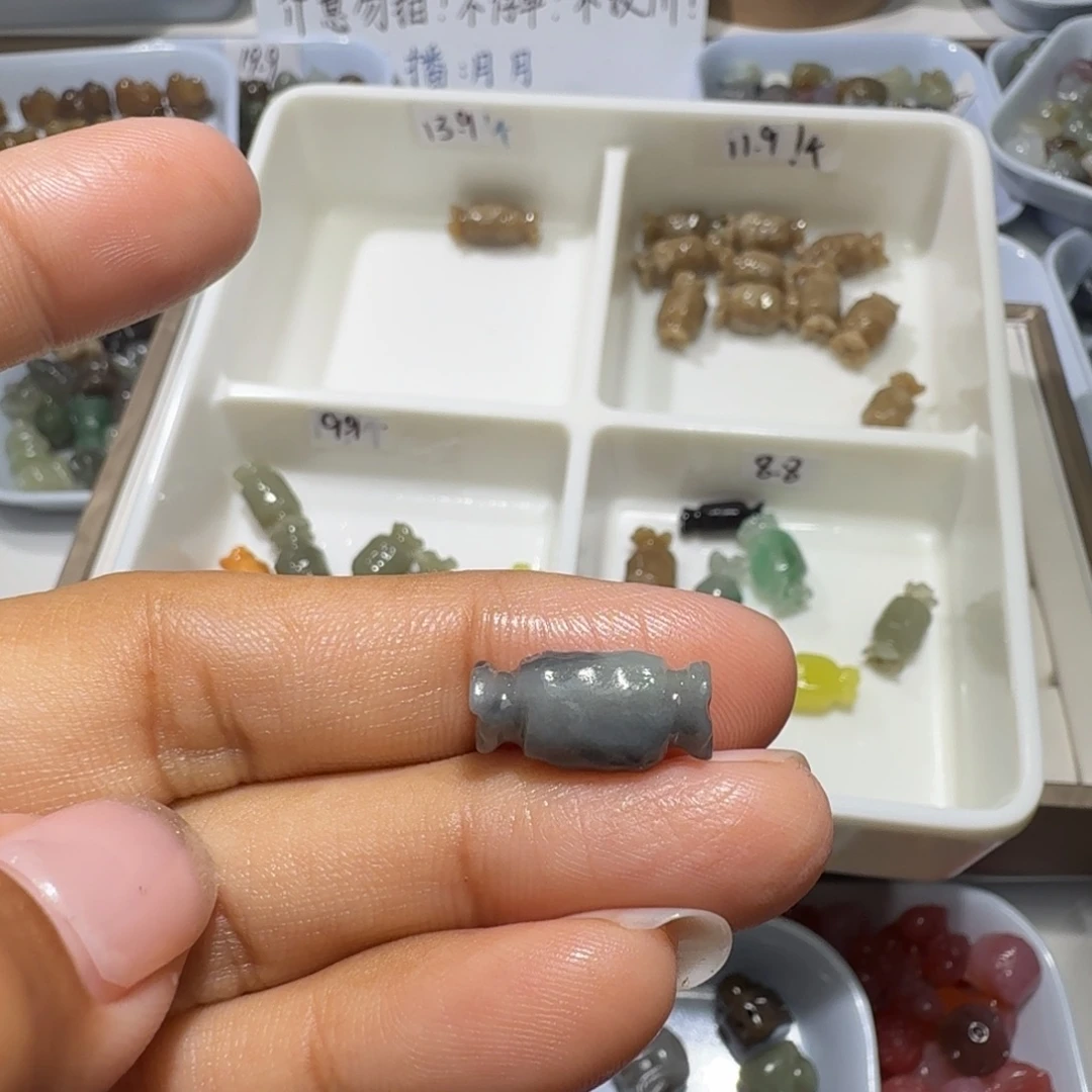 西***笑和田玉未镶嵌珠宝奇石