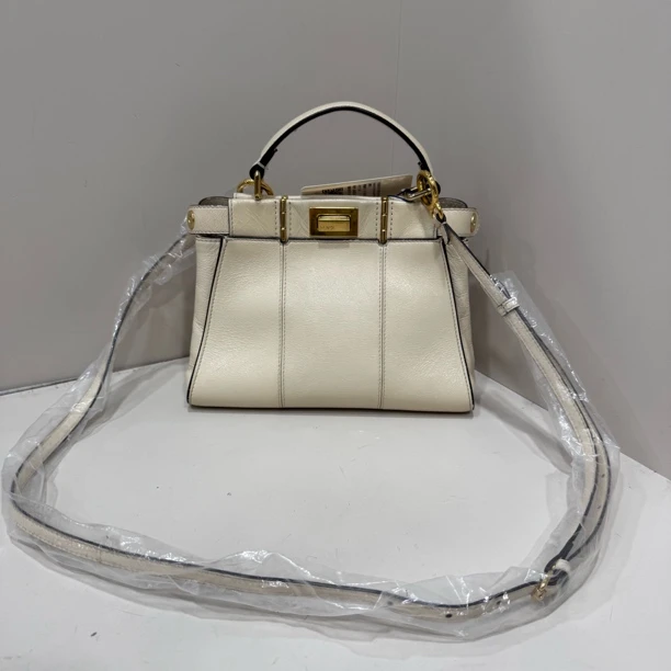 95新 FENDI/芬迪 【龙】77 0861 奶油白金扣油蜡皮斜挎包