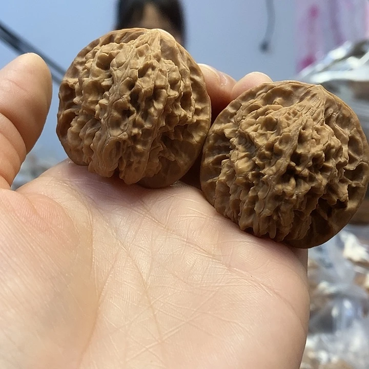 文玩核桃把件42.5红皮乾隆纹