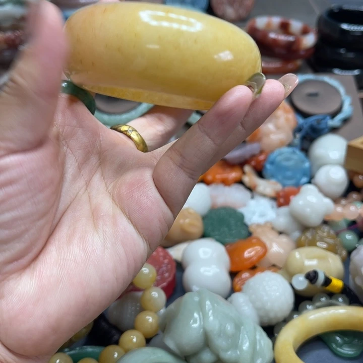 贵***涵石英质玉（黄龙玉）合金颈饰