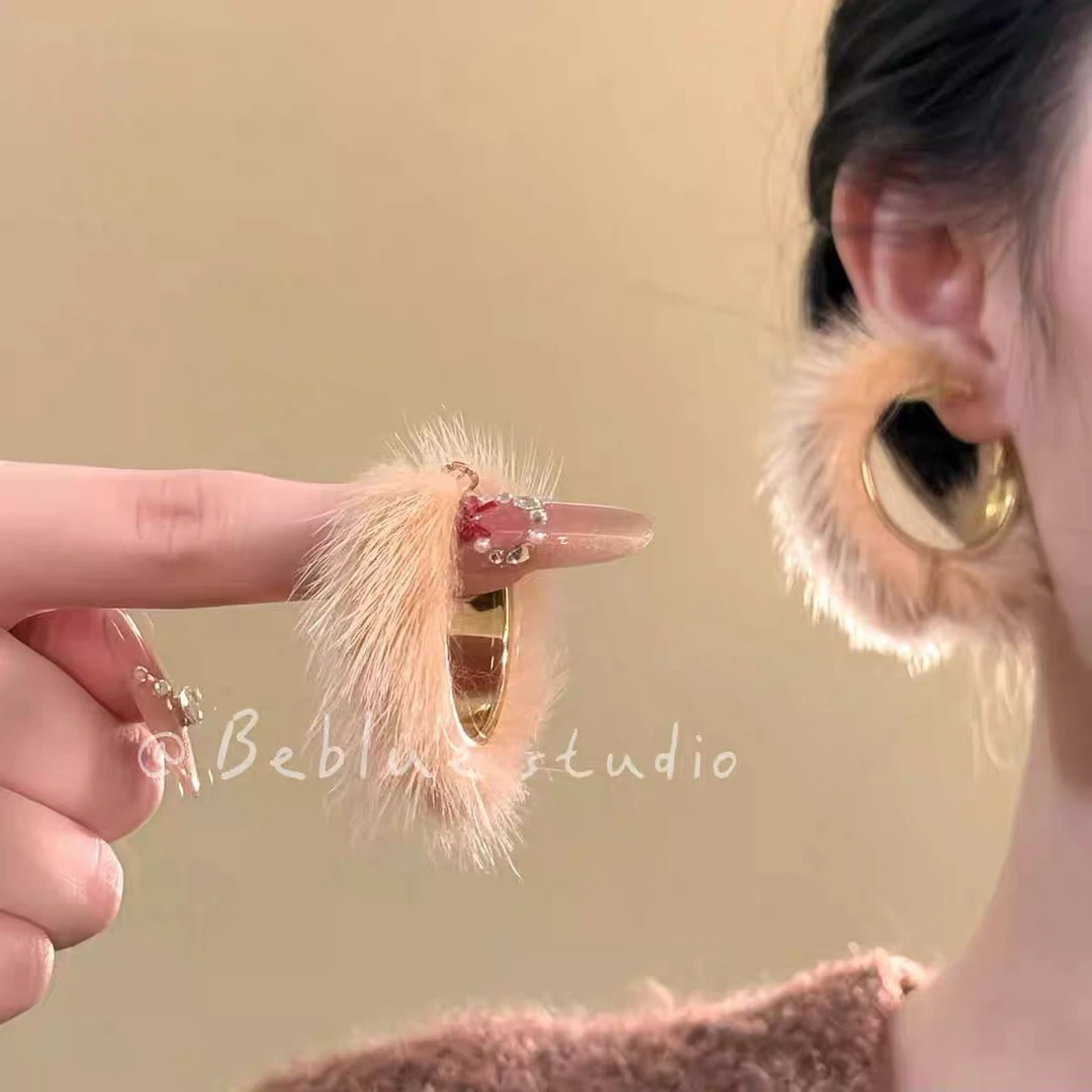 合金绒毛耳饰 咖色水貂毛绒耳圈2025新款耳环设计感秋冬夸张耳饰