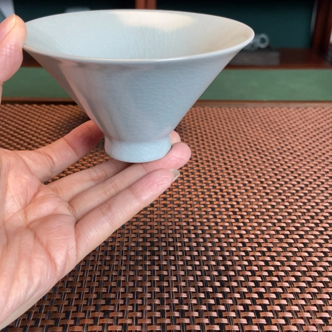 摆件仿古月白釉斗笠杯