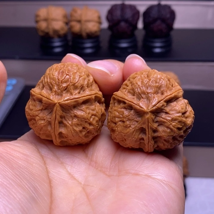 把件文玩核桃红宝石三楞61
