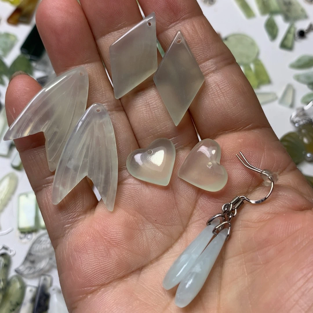 体***生未镶嵌蛇纹石玉耳环