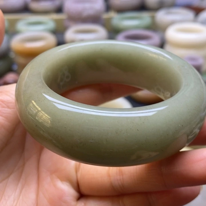 石英岩玉未镶嵌手镯