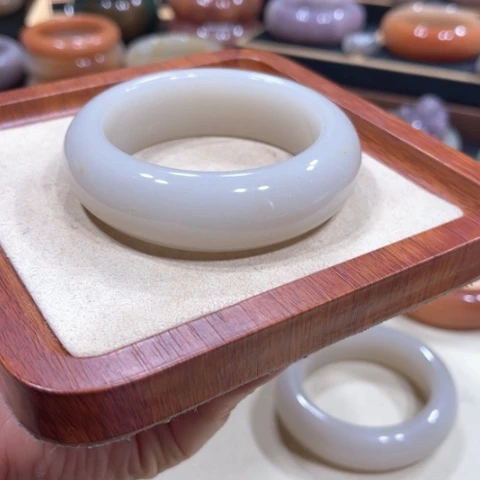 未镶嵌手镯石英质玉