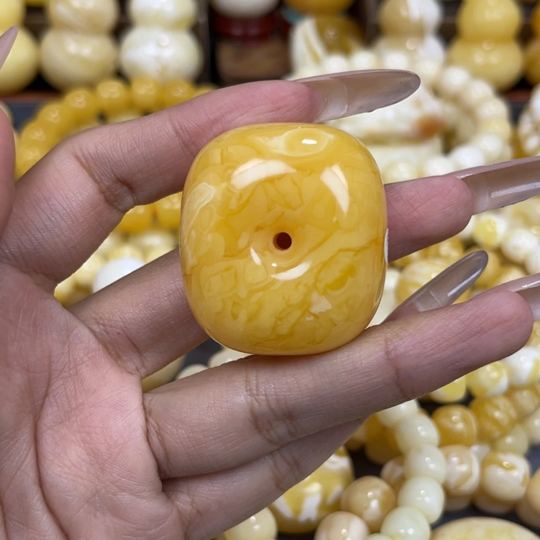 手串琥珀未镶嵌……