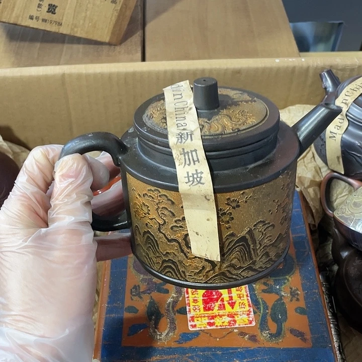 紫砂茶壶原矿泥料，纯手工制作的一把紫砂壶。