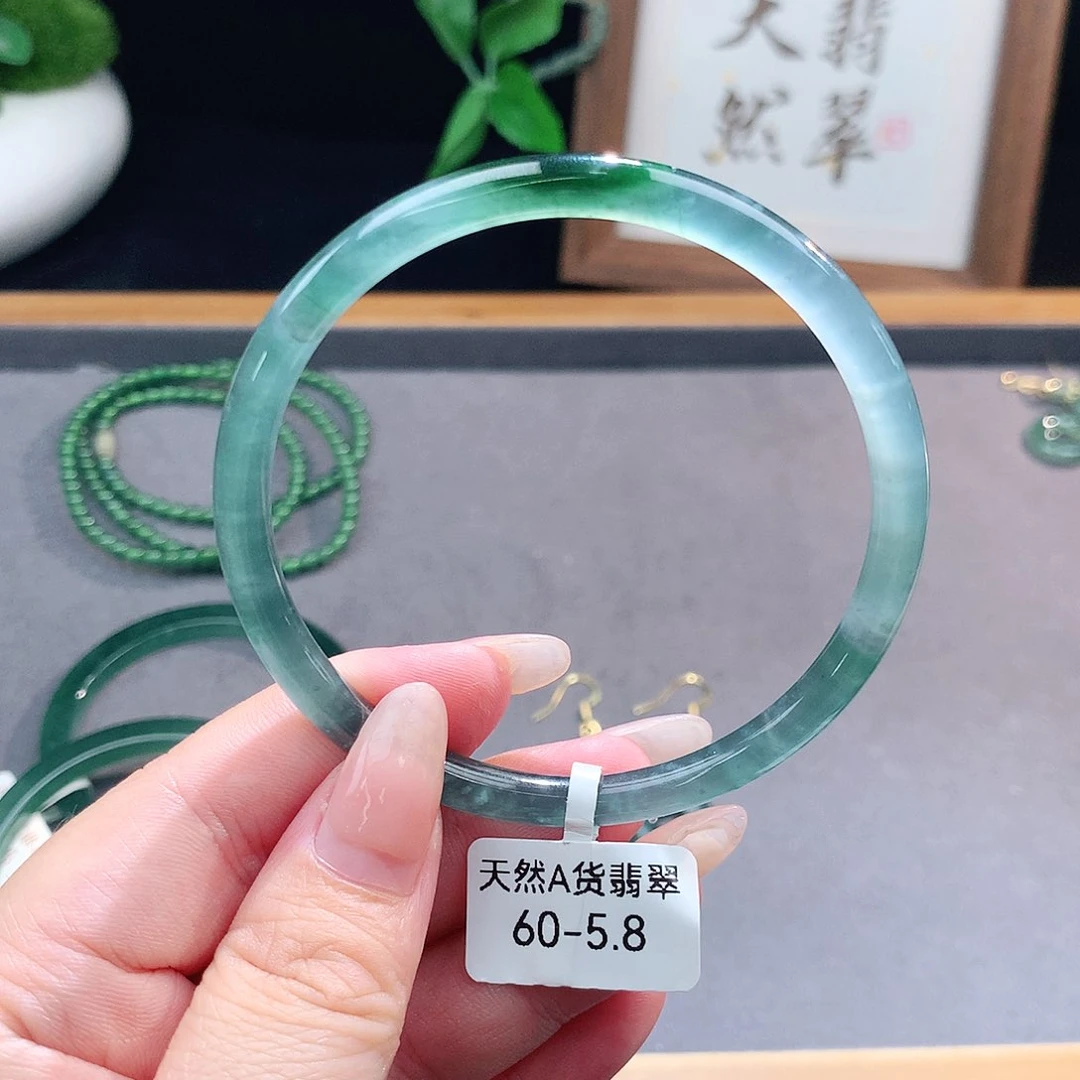 翡翠手镯（圆镯）未镶嵌