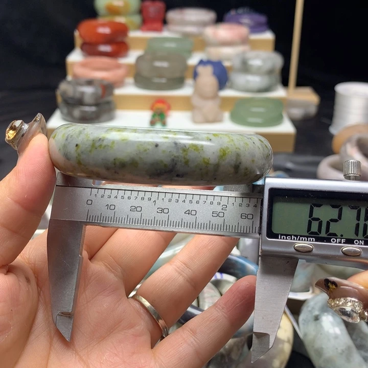 未镶嵌手镯石英质玉