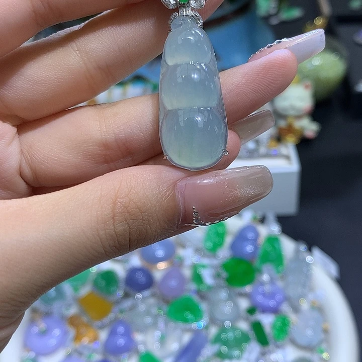 翡翠18K金镶嵌颈饰