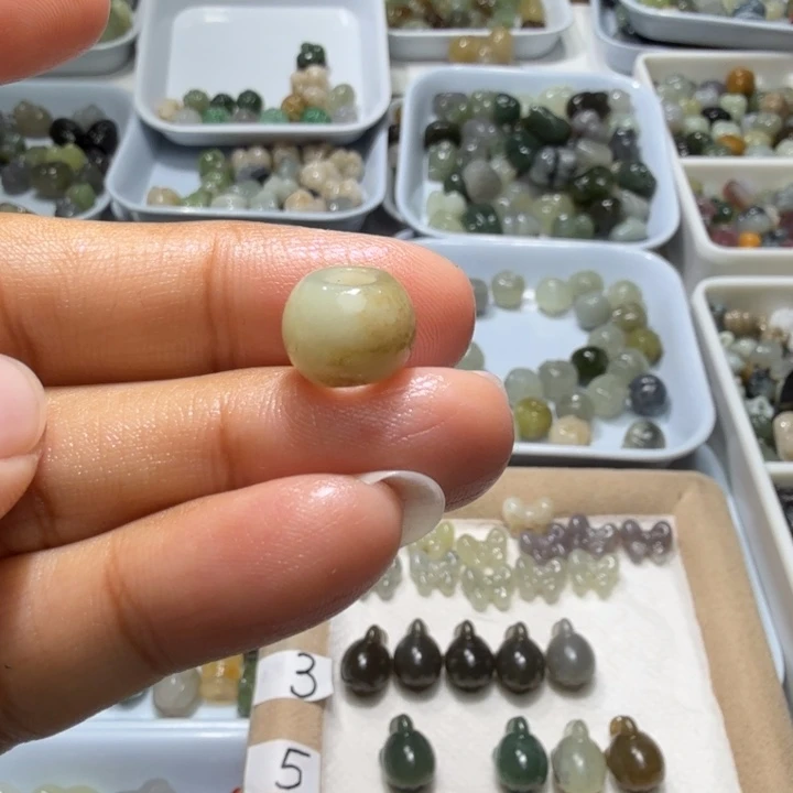 C****和田玉未镶嵌珠宝奇石