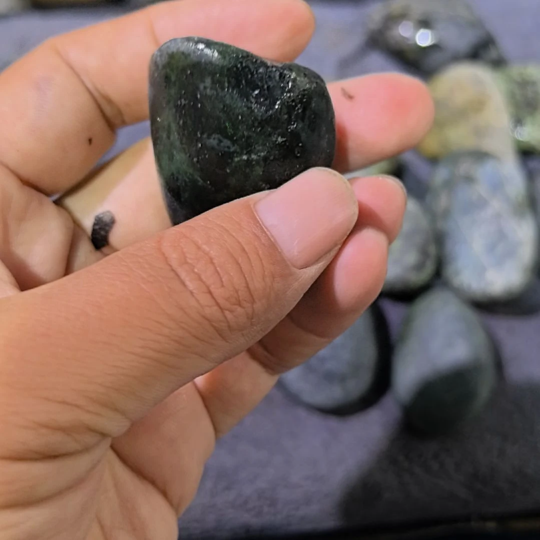 飘***飘有机玻璃藏玉药王石原石手把件一个