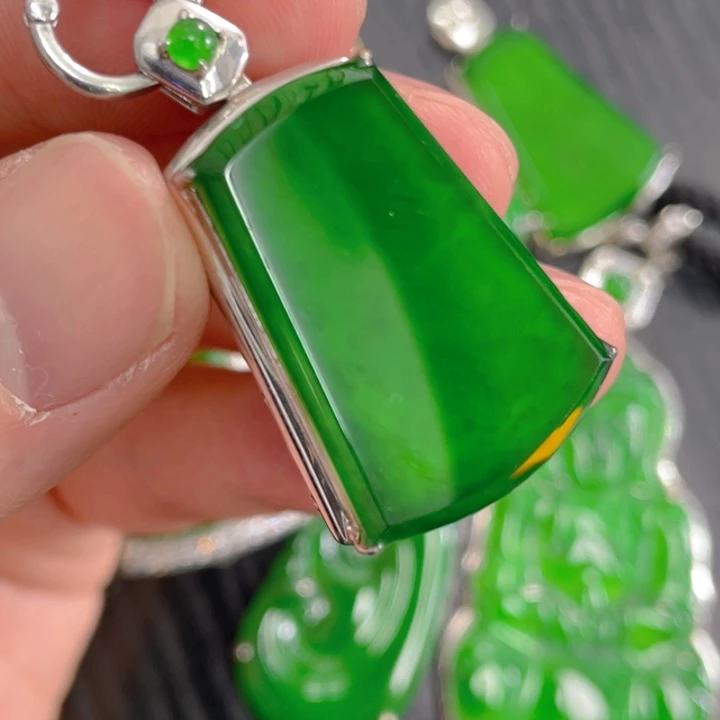 翡翠颈饰未镶嵌天然