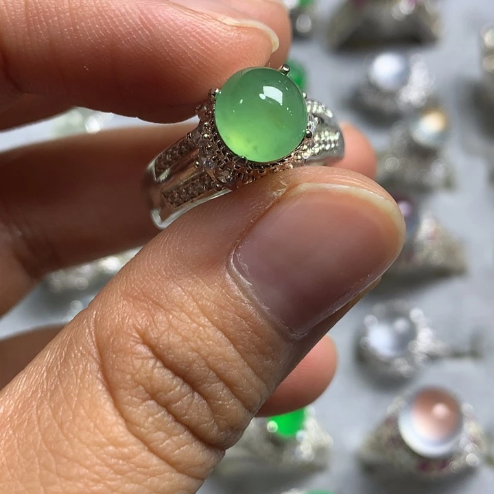 翡翠未镶嵌戒指铜托，卖裸石，需要二次镶嵌