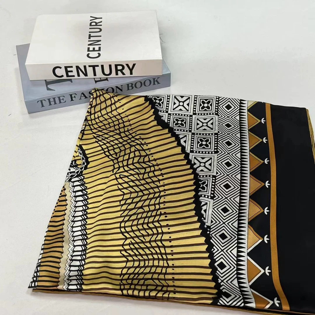 140缎面方巾-黑边圆盘-135cm丝巾