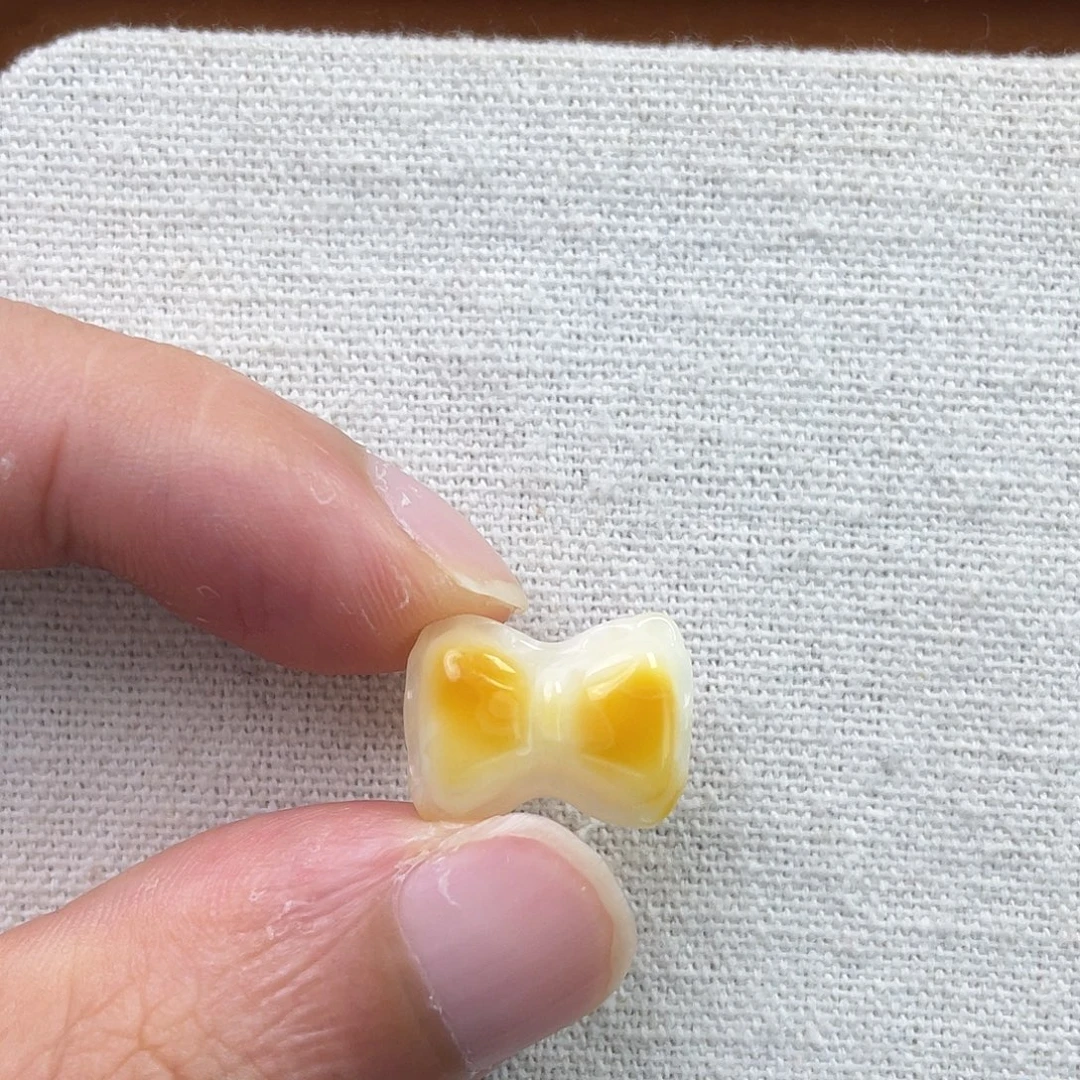 琥珀未镶嵌裸石蝴蝶结