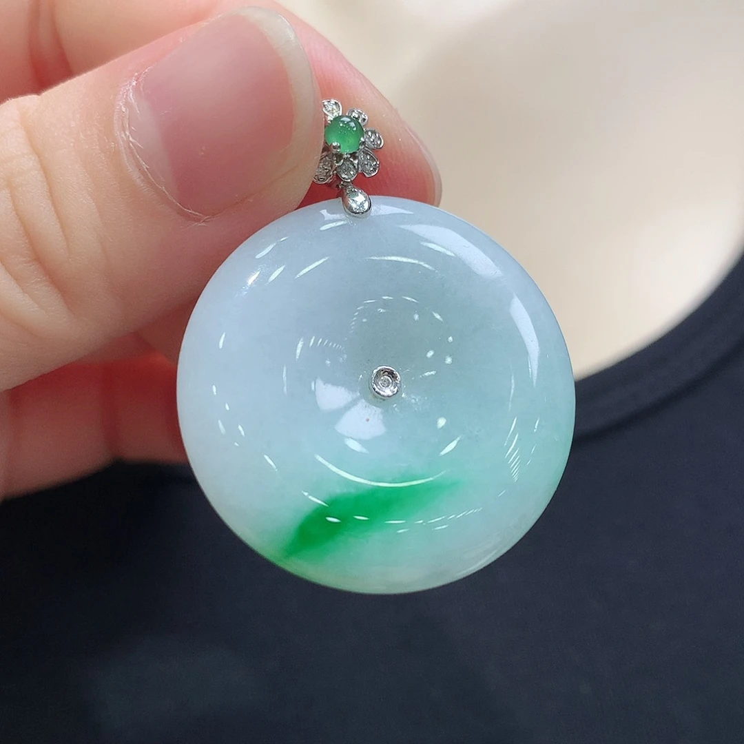 翡翠18K金镶嵌颈饰平安扣