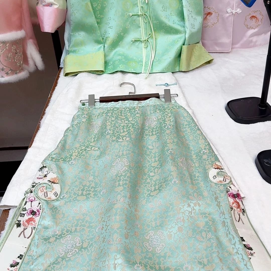 刺绣真丝绿色如意头半身裙