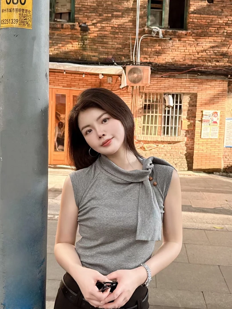 ODUOER【实体同款】半领纽结褶皱无袖T恤女百搭设计感木珠装饰小衫