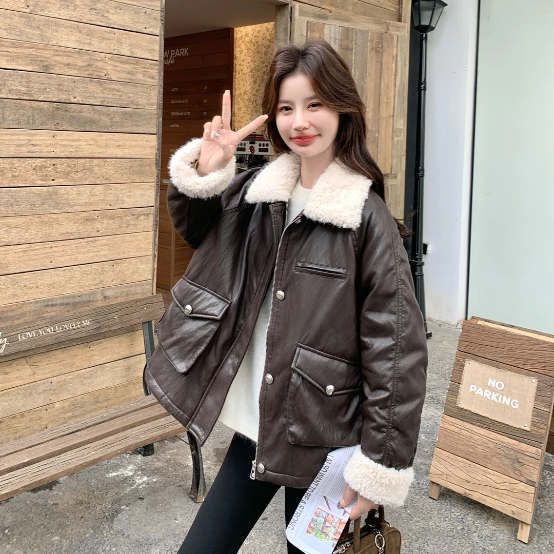 羊羔毛翻领PU皮衣羽绒服女2025冬季新款高级感白鸭绒复古夹克外套