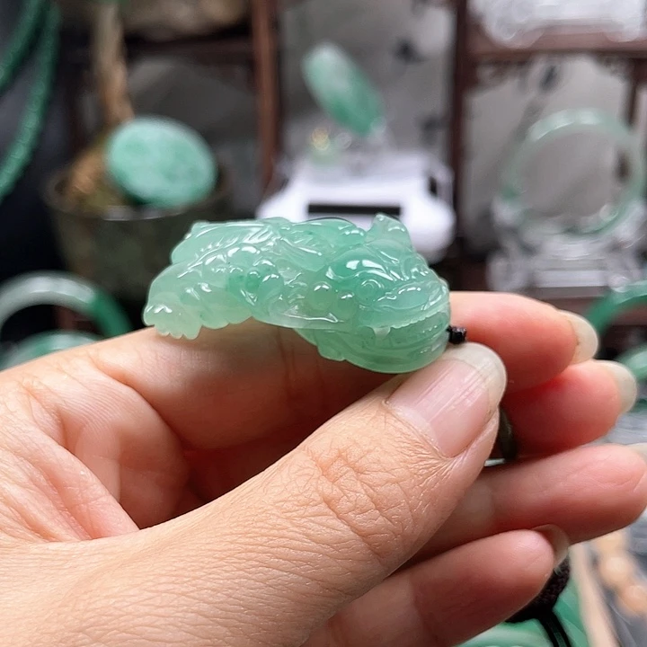 颈饰未镶嵌石英质玉