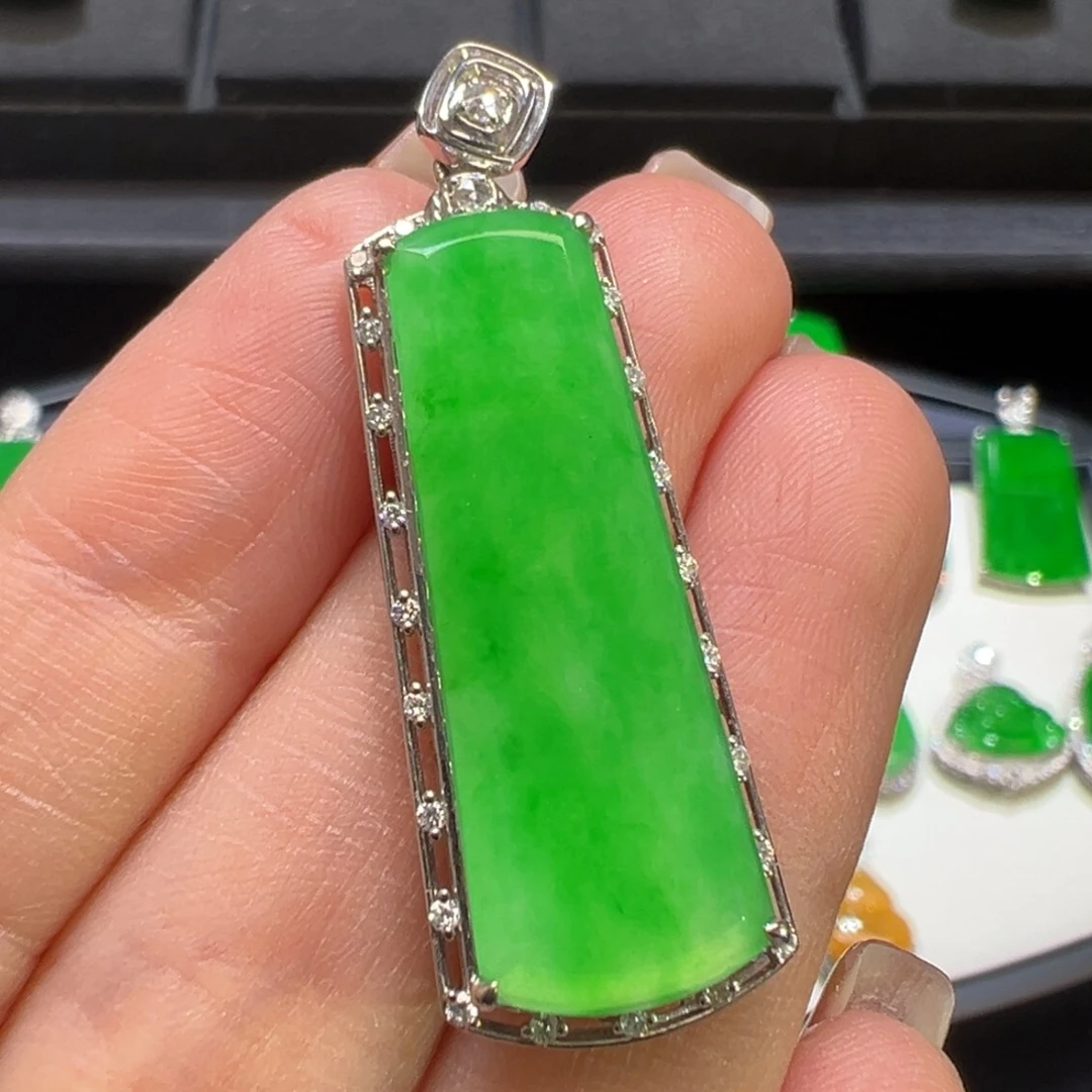 翡翠颈饰18K金镶嵌翡翠